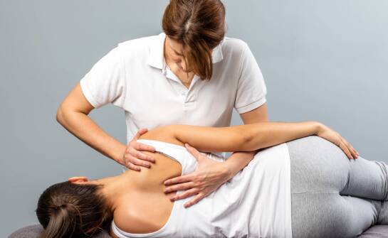 Pierwsza konsultacja terapii manualnej przy wadach postawy: co terapeuta ocenia przed dobraniem technik