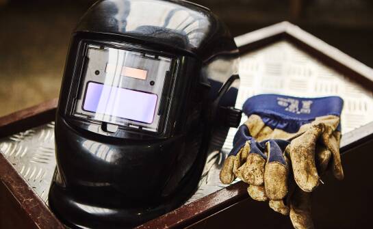 Jak dobrać przyłbicę spawalniczą do procesu, stanowiska i częstotliwości pracy
