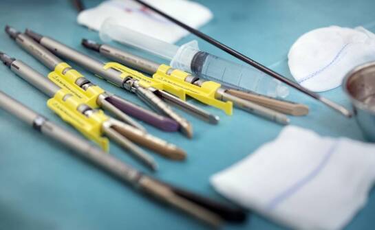Jak po sterylizacji dbać o delikatne instrumenty w gabinecie laryngologicznym, by nie traciły precyzji