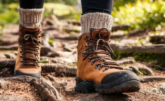 Jak skóra naturalna pracuje w damskich trekkingach podczas d ługiego marszu i zmiennej pogody
