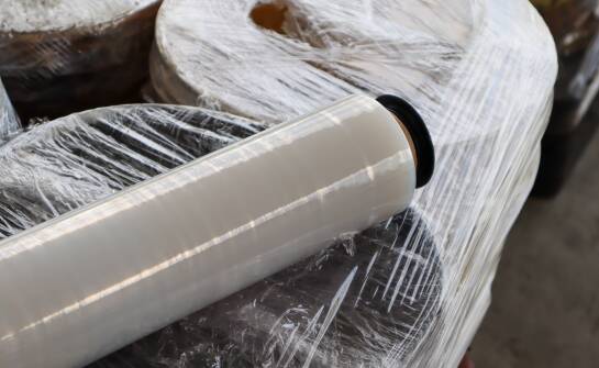 Dlaczego folia stretch i bąbelkowa chronią towar na dwa różne sposoby