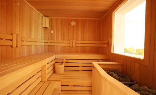 Sauna fińska i infrared — jak różni się odczuwanie ciepła i regeneracja