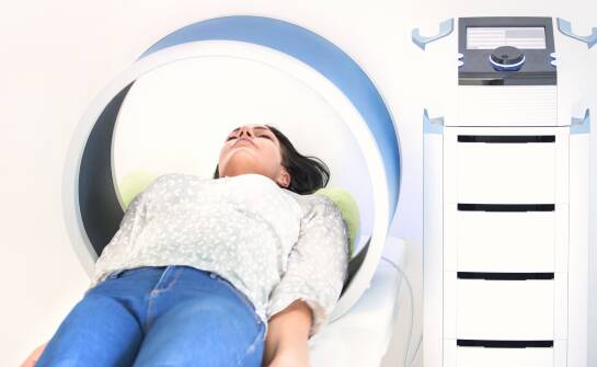 Magnetoterapia po urazie — kiedy stanowi uzupełnienie rehabilitacji, a kiedy nie