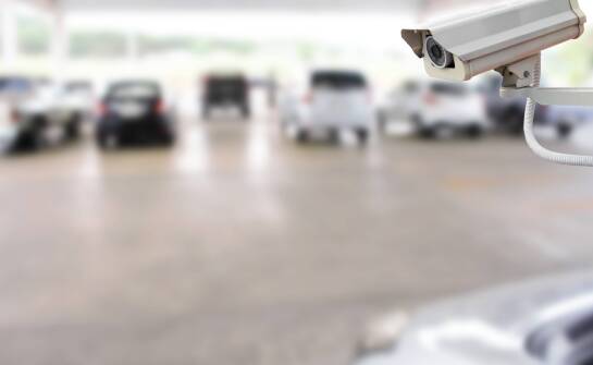 Monitorowany parking przy hotelu: kiedy bezpieczeństwo auta liczy się bardziej niż sama dostępność miejsca