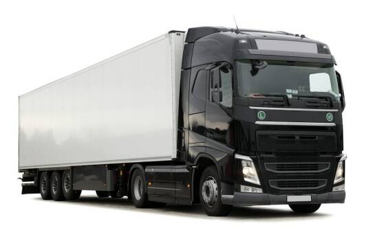 Jak systemy wspomagania kierowcy w ciężarówkach Mercedes-Benz wpływają na bezpieczeństwo i ciągłość pracy floty