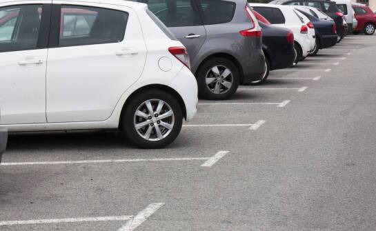 Dlaczego bezpłatny parking przy hotelu zmienia organizację pobytu przy dojazdach samochodem do Wrocławia