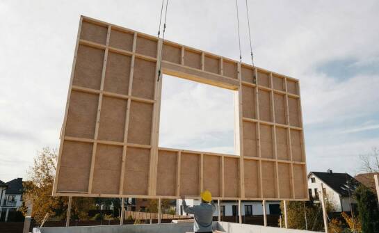Od projektu do odbioru — jak przebiega budowa prefabrykowanego domu drewnianego panelowego