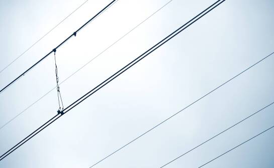 Jakie zadania pełnią przewody trakcyjne, druty jezdne i kable sygnalizacyjne w kolei