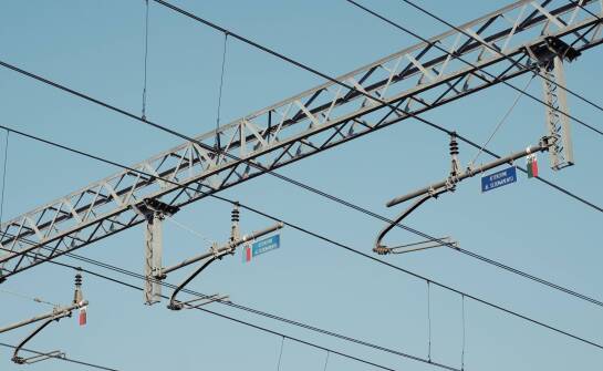 Jak dobór złączy wpływa na niezawodność połączeń w kolejowej infrastrukturze elektroenergetycznej