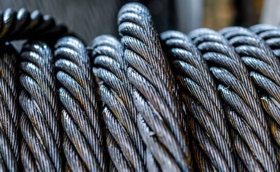 Jak stalowo-aluminiowa konstrukcja AFL wpływa na pracę linii napowietrznych w energetyce i kolejnictwie