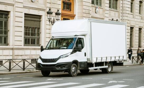 Jak warszawskie ograniczenia emisji zmieniają dobór ciężarówki Mercedes-Benz do pracy w mieście