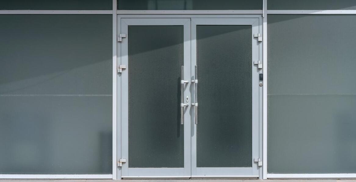 PCV czy aluminium w drzwiach wejściowych domu — co zmienia zimą, przy hałasie i wilgoci