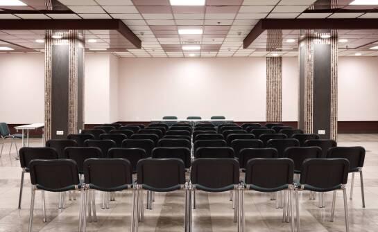 Jak dobrać hotelowe zaplecze do konferencji i integracji firmowej, by nie dzielić wydarzenia na kilka miejsc