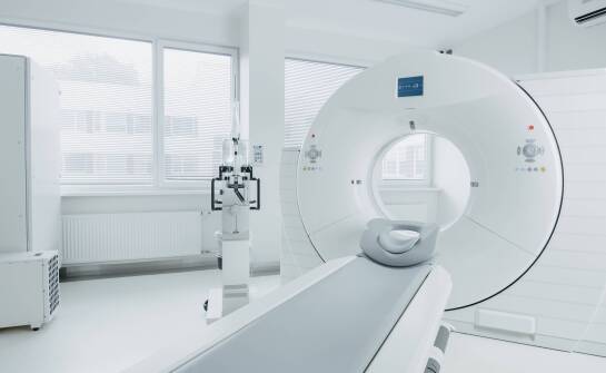 Hybrydowy angio-CT a klasyczny angiograf — co zmienia w pracowni naczyniowej