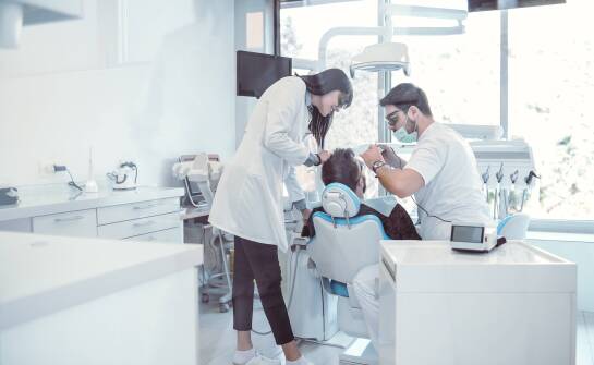 Od diagnostyki do przymiarki — jak przebiega wykonanie korony lub protezy