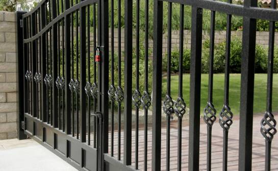 Od pomiaru do montażu — jak powstaje brama skrzydłowa i furtka dopasowana do posesji