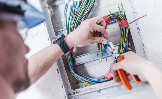 Modernizacja instalacji w blokach z wielkiej płyty — gdzie najczęściej pojawiają się ukryte ryzyka