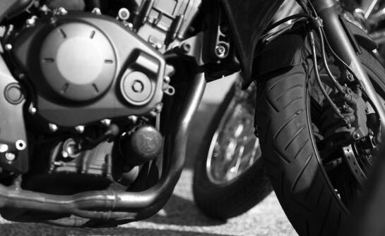 W Yamaha MT-09 2013–2016 liczy się punkt mocowania, bo od niego zależy ochrona ramy i silnika