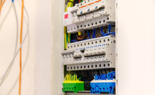 Jak powstaje rozdzielnica elektryczna i dlaczego jej projekt wpływa na bezpieczeństwo budynku