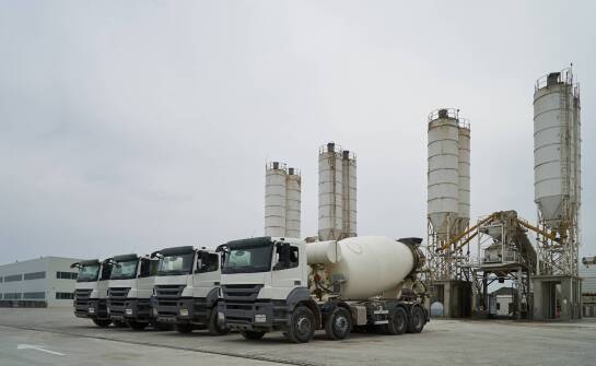 Jak funkcjonuje lokalna betoniarnia łącząca beton, prefabrykaty i stabilizacje w jednym zakładzie