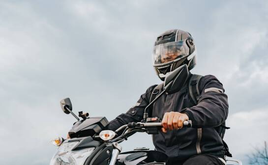 Jak czytać ofertę odzieży motocyklowej przez pryzmat stylu jazdy i ochrony