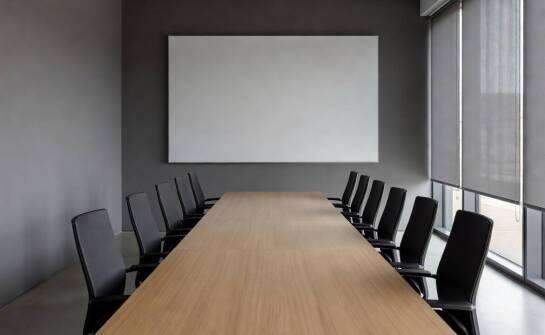 Jak dopasować ekran do sali konferencyjnej, żeby współgrał z projektorem i układem biura