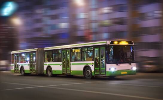 Co decyduje o czytelności wyświetlanego kierunku jazdy w autobusie i tramwaju