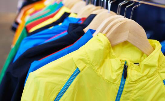 Jak rozpoznać, czy model Helly Hansen lepiej sprawdzi się w marszu czy na postoju