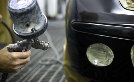 Dlaczego świeżo lakierowane auto nie zawsze nadaje się od razu do montażu szyby