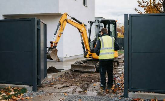 Kiedy wynajem koparki z operatorem ma sens przy krótkich robotach na ciasnej działce