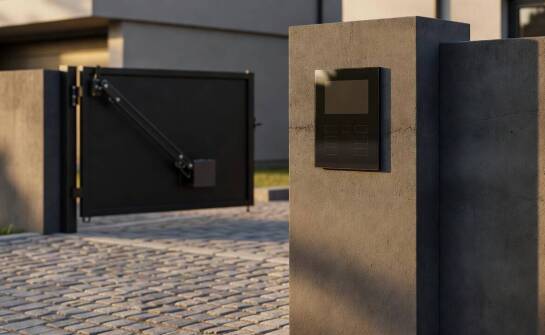Kiedy napęd bramy można połączyć z domofonem, alarmem i instalacją elektryczną