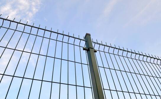 Jak gleba i planowany otwór decydują o wyborze świdra przy montażu słupków