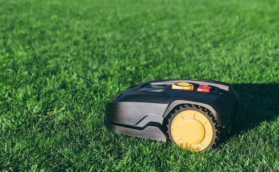 Jak robot bez przewodu orientuje się w ogrodzie dzięki RTK, LiDAR i AI Vision