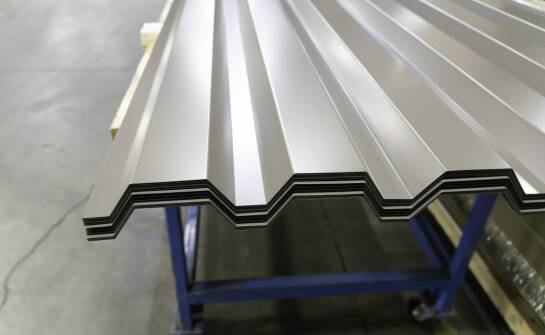 Kiedy aluminiowa blacha trapezowa ma sens na dachu domu jednorodzinnego