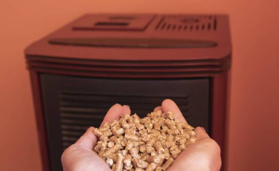 Jak przebiega montaż pieca na pellet w modernizowanym domu oraz wpięcie w instalację grzewczą