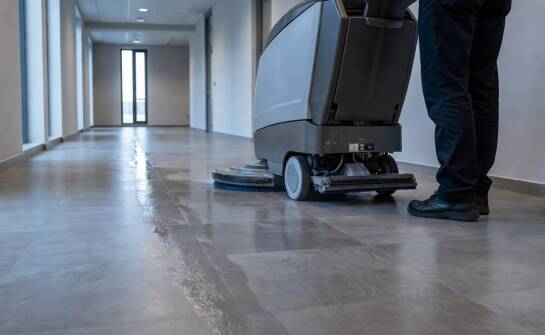 Dlaczego szerokość robocza, docisk i czas pracy decydują o wydajności maszyn czyszczących na różnych posadzkach