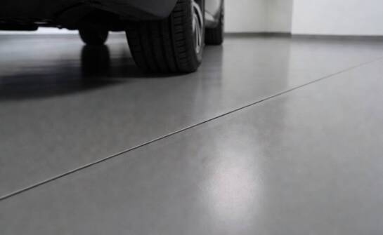 Kiedy żywica epoksydowa, a kiedy poliuretanowa sprawdza się w wymagającej posadzce