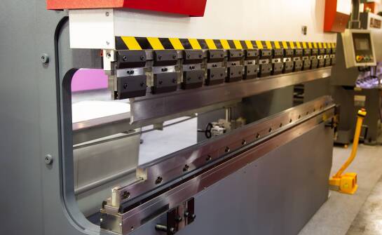 Prasa krawędziowa CNC w produkcji seryjnej — które parametry naprawdę wpływają na powtarzalność gięcia