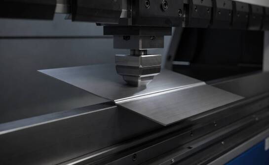 Co decyduje o powtarzalności gięcia na prasie CNC w produkcji przemysłowej