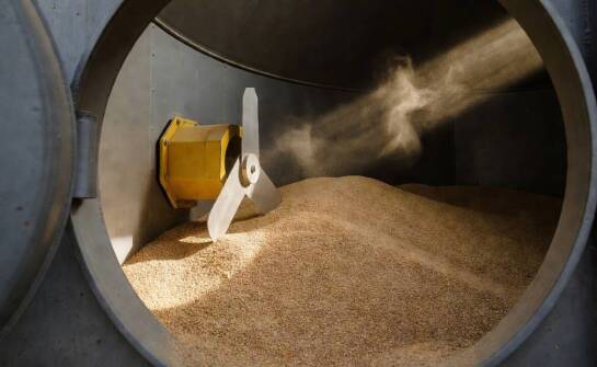 Kiedy obrotowy czujnik poziomu pomaga kontrolować silos, a kiedy nie zatrzyma zatorów