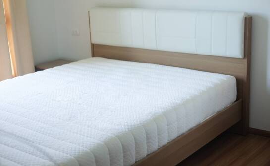 Jak dopasować tapicerowaną ramę 160x200 do sosnowych mebli i układu sypialni