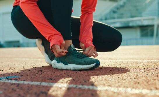 Jak dopasować buty sportowe dla kobiet do treningu, nawierzchni i budowy stopy