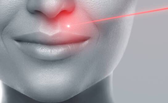 Ablacyjny laser frakcyjny — co dzieje się w skórze przy bliznach, porach i nierównej teksturze