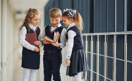 Czesne w niepublicznej podstawówce — co obejmuje miesięczna opłata, a co rozlicza się osobno