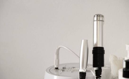 Nakłuwanie z podgrzewaniem skóry — kiedy ta technologia pomaga na wiotkość i pory