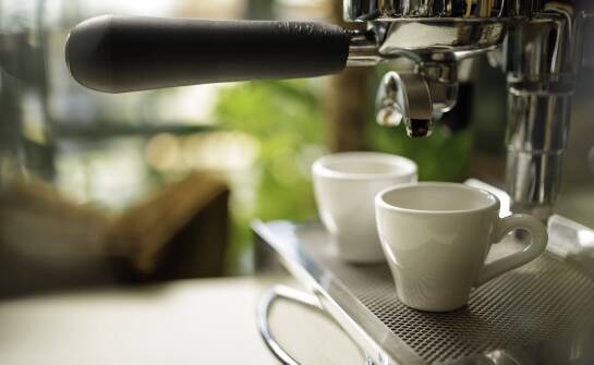 Dlaczego kamionkowa filiżanka do espresso łączy trwałość, ciepło i ręczne zdobienie
