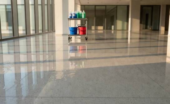 Skalowanie kosztów sprzątania wielkich powierzchni — stężenie robocze roztworów a realne wydatki na chemię