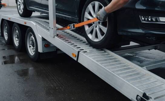 Jak aluminiowa konstrukcja lawety trzyosiowej wpływa na przewóz samochodów i codzienną eksploatację
