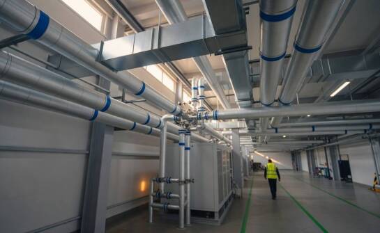 Jak układ wody lodowej z free coolingiem stabilizuje temperaturę hali produkcyjnej