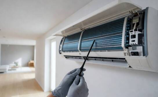 Jak przebiega pełny przegląd instalacji klimatyzacyjnej i co różni go od rutynowego czyszczenia filtrów